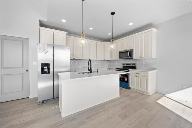 606 Eureka Ave, Pasco, WA 99301