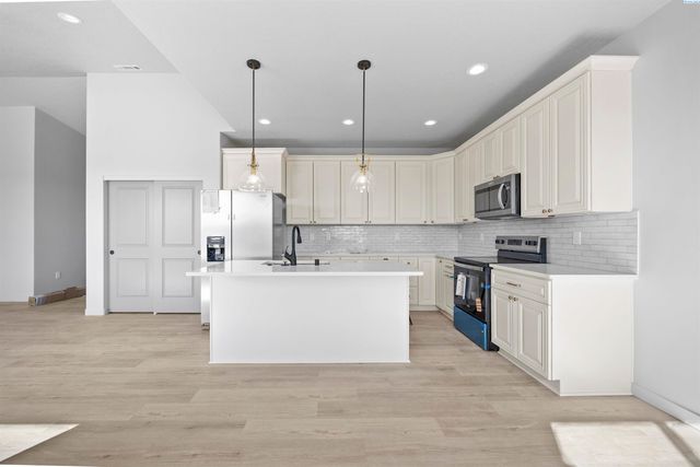 606 Eureka Ave, Pasco, WA 99301