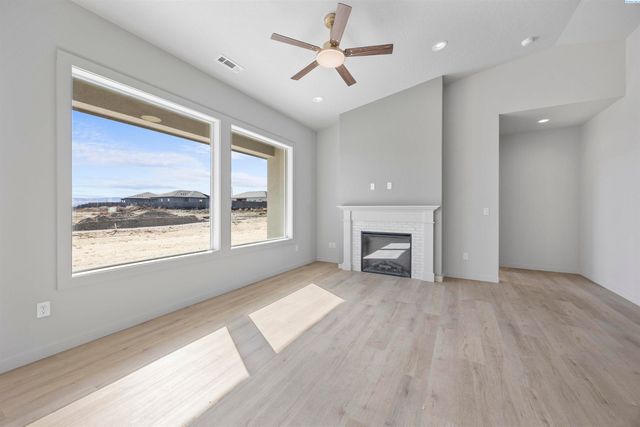 606 Eureka Ave, Pasco, WA 99301