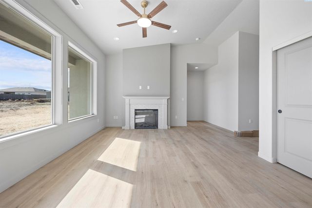 606 Eureka Ave, Pasco, WA 99301