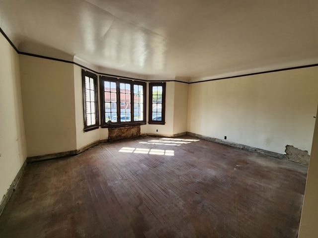 8325 S Cregier Avenue, Chicago, IL 60617