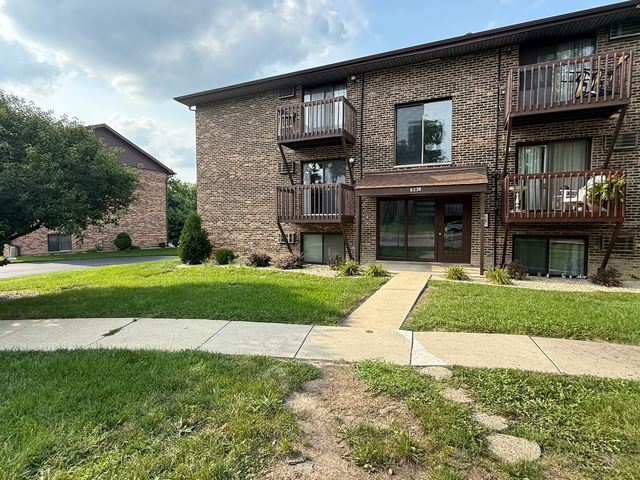 8238 Woodland Drive C, Darien, IL 60561