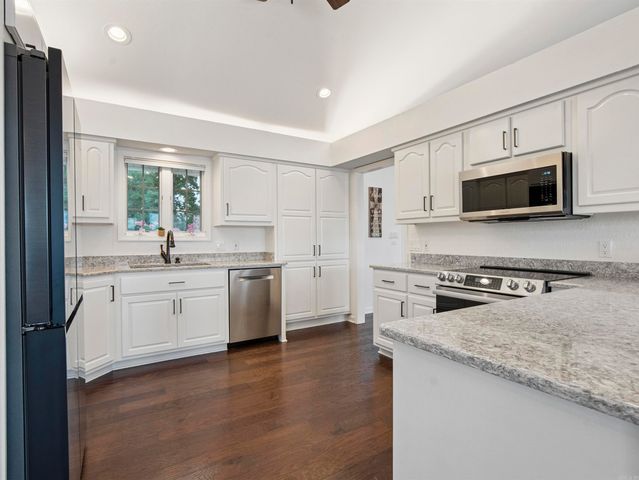 1 Hartura Point, Hot Springs Village, AR 71909