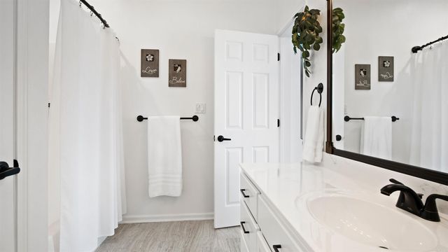 1 Hartura Point, Hot Springs Village, AR 71909