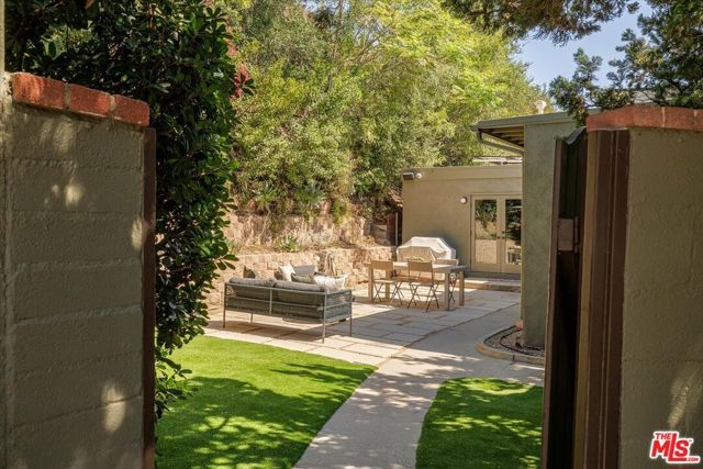 1011 W Mountain Street, Glendale, CA 91202