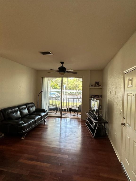 Image 5 of property listing at 2717 MAITLAND CROSSING WAY 103, Orlando, FL 32810