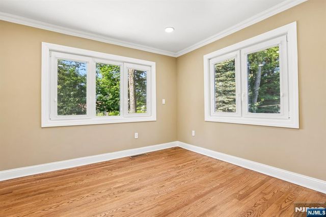 50 Lincoln Place, Waldwick, NJ 07463