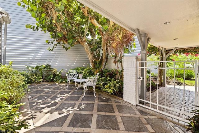 643 Bridgeway LN, Naples, FL 34108