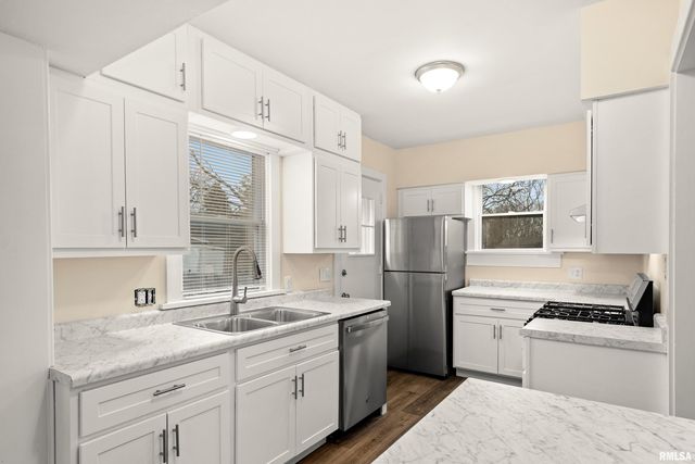 400 E VIRGINIA Avenue, Peoria, IL 61603