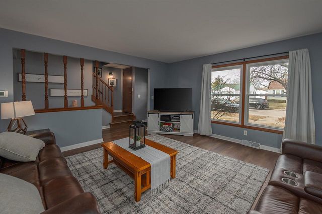 207 Douglass AVENUE, Waukesha, WI 53186