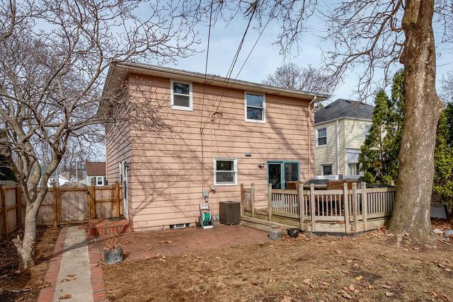 207 Douglass AVENUE, Waukesha, WI 53186