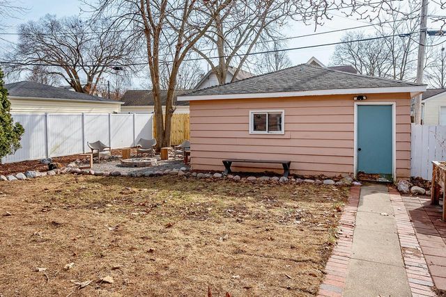 207 Douglass AVENUE, Waukesha, WI 53186