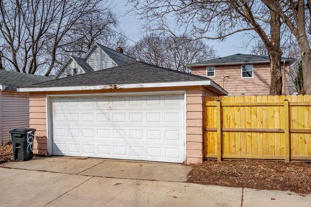 207 Douglass AVENUE, Waukesha, WI 53186