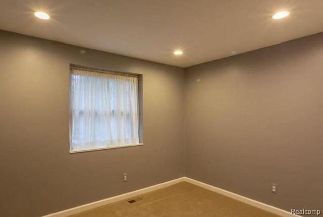 4022 Hazelett Drive, Waterford, MI 48328