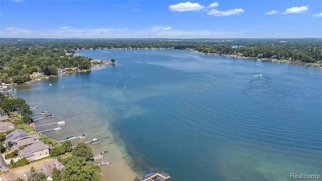 4022 Hazelett Drive, Waterford, MI 48328