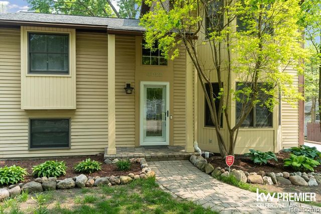 4022 Hazelett Drive, Waterford, MI 48328