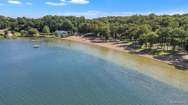 4022 Hazelett Drive, Waterford, MI 48328