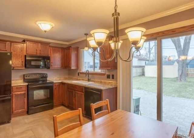 4022 Hazelett Drive, Waterford, MI 48328