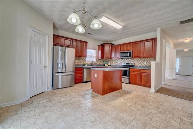5005 Middlecoff LN, Suffolk, VA 23434