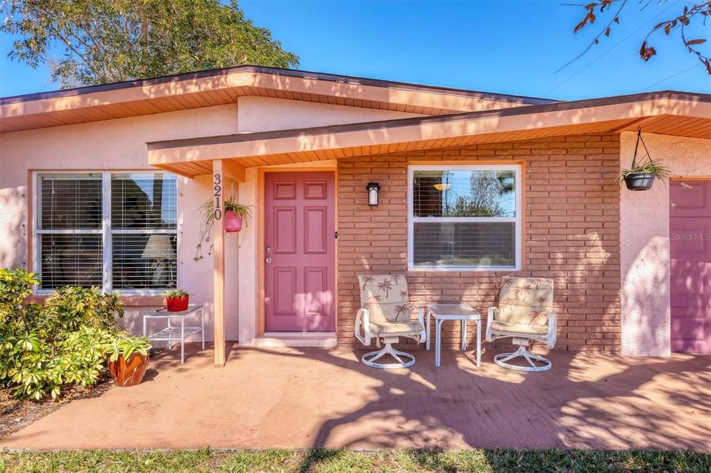 Image 2 of property listing at 3210 21ST AVENUE DRIVE W, Bradenton, FL 34205