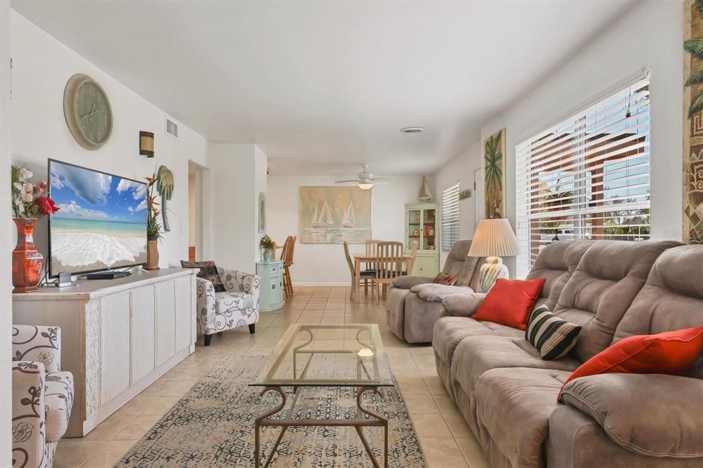 Image 13 of property listing at 3210 21ST AVENUE DRIVE W, Bradenton, FL 34205