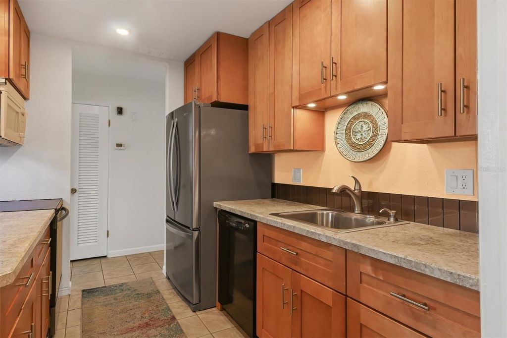 Image 7 of property listing at 3210 21ST AVENUE DRIVE W, Bradenton, FL 34205