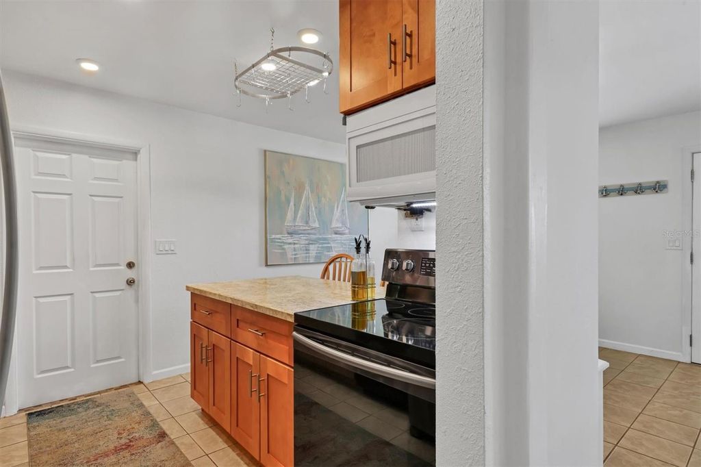 Image 8 of property listing at 3210 21ST AVENUE DRIVE W, Bradenton, FL 34205