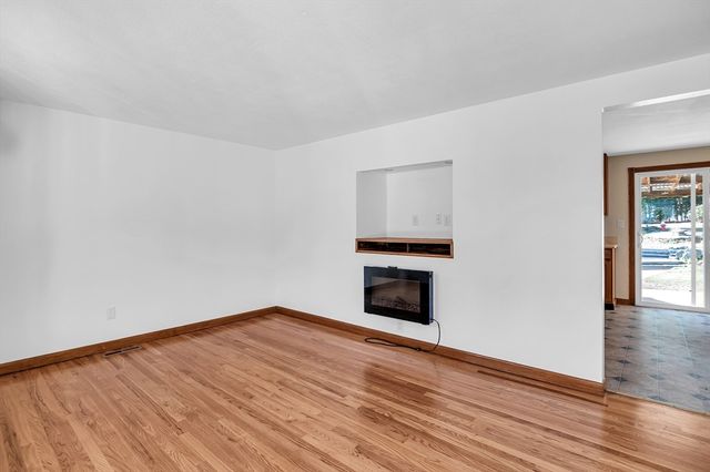 16 Shaggbark Drive, Southwick, MA 01077