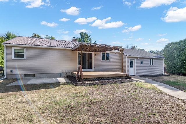 16 Shaggbark Drive, Southwick, MA 01077