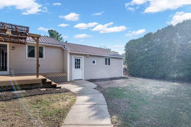 16 Shaggbark Drive, Southwick, MA 01077