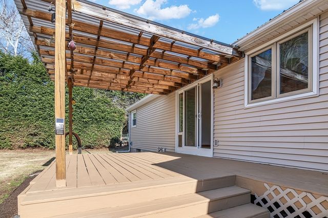 16 Shaggbark Drive, Southwick, MA 01077