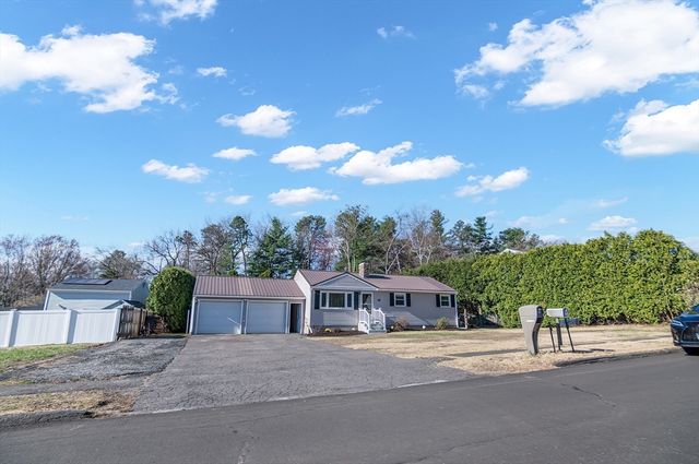 16 Shaggbark Drive, Southwick, MA 01077