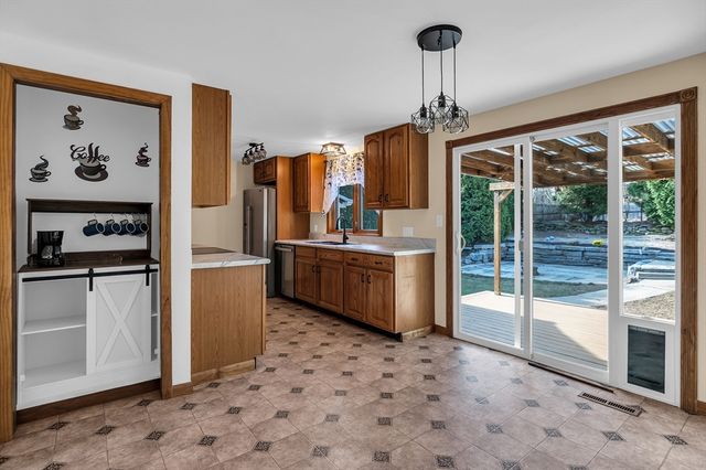 16 Shaggbark Drive, Southwick, MA 01077