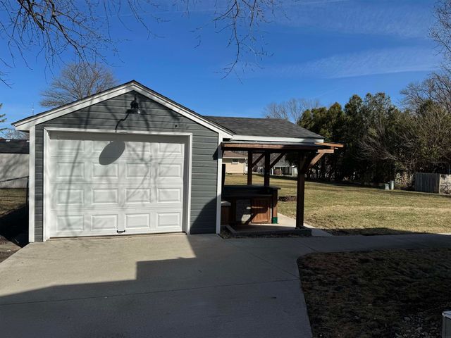 1005 G Avenue, Grundy Center, IA 50638