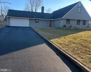 311 SNOWBALL DR, Levittown, PA 19056