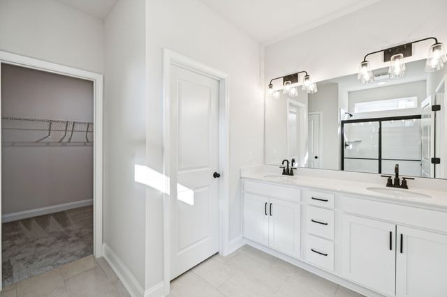 1090 Large Poppy Dr, La Vergne, TN 37086