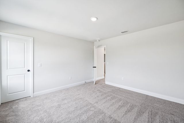 1090 Large Poppy Dr, La Vergne, TN 37086