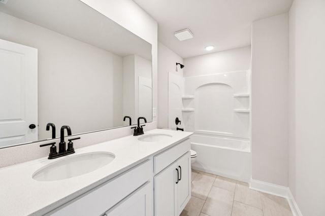 1090 Large Poppy Dr, La Vergne, TN 37086