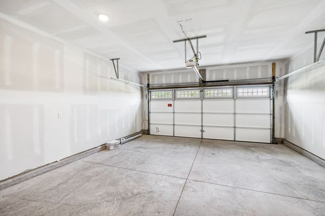 1090 Large Poppy Dr, La Vergne, TN 37086