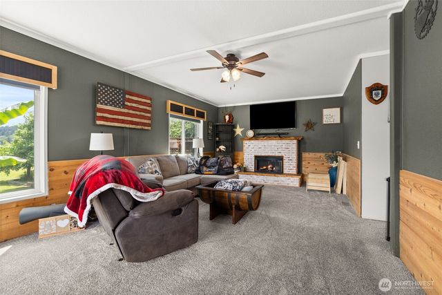 1583 State Route 122, Silver Creek, WA 98585