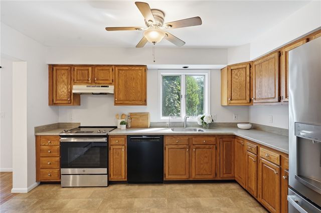 2 Lafayette Drive, Bristol, RI 02809