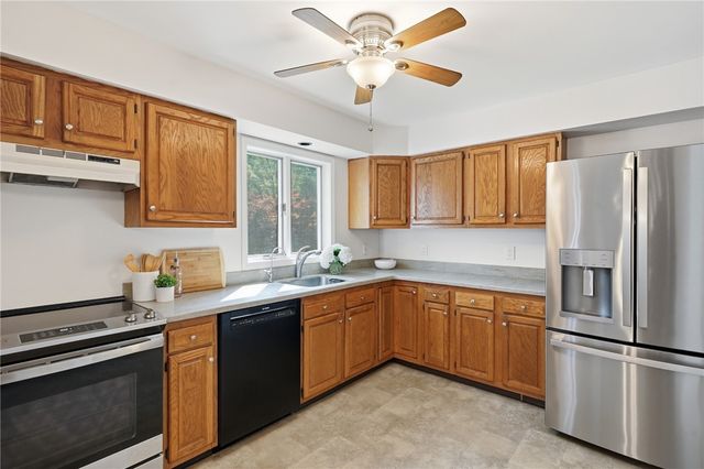2 Lafayette Drive, Bristol, RI 02809