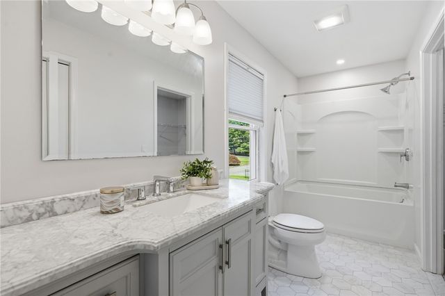 2 Lafayette Drive, Bristol, RI 02809
