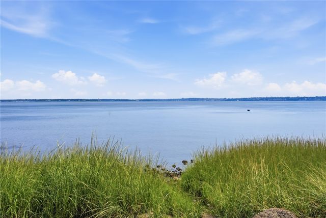 2 Lafayette Drive, Bristol, RI 02809