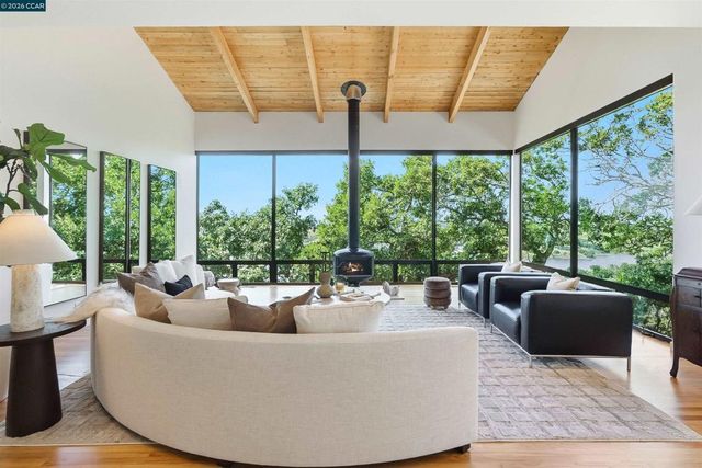 240 Tappan Ln, Orinda, CA 94563