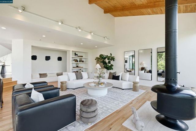 240 Tappan Ln, Orinda, CA 94563