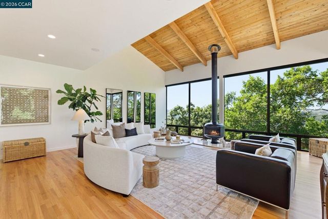 240 Tappan Ln, Orinda, CA 94563