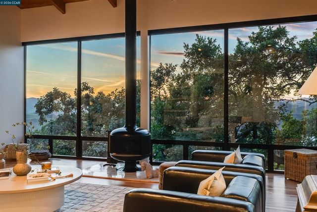 240 Tappan Ln, Orinda, CA 94563