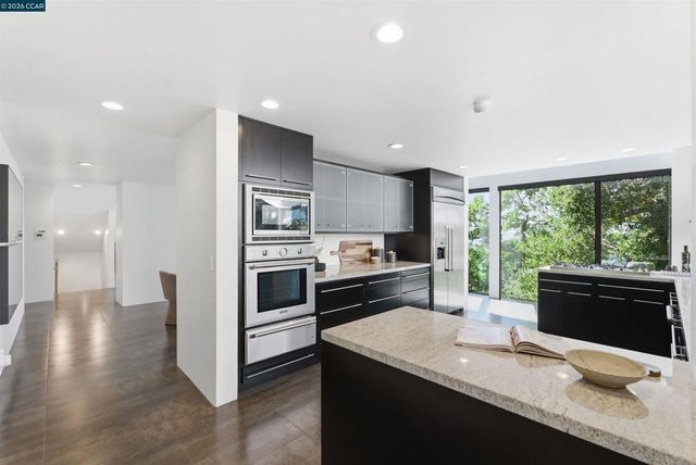 240 Tappan Ln, Orinda, CA 94563