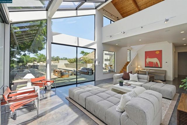 240 Tappan Ln, Orinda, CA 94563